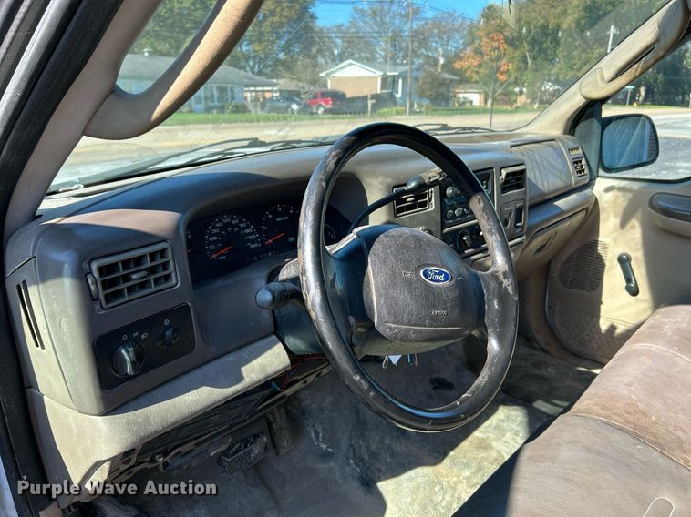 image for item NR9334 2003 Ford F250 Super Duty XL  SuperCab utility bed pickup truck