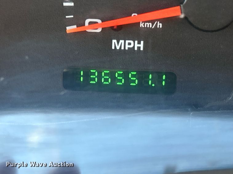 image for item NR9334 2003 Ford F250 Super Duty XL  SuperCab utility bed pickup truck