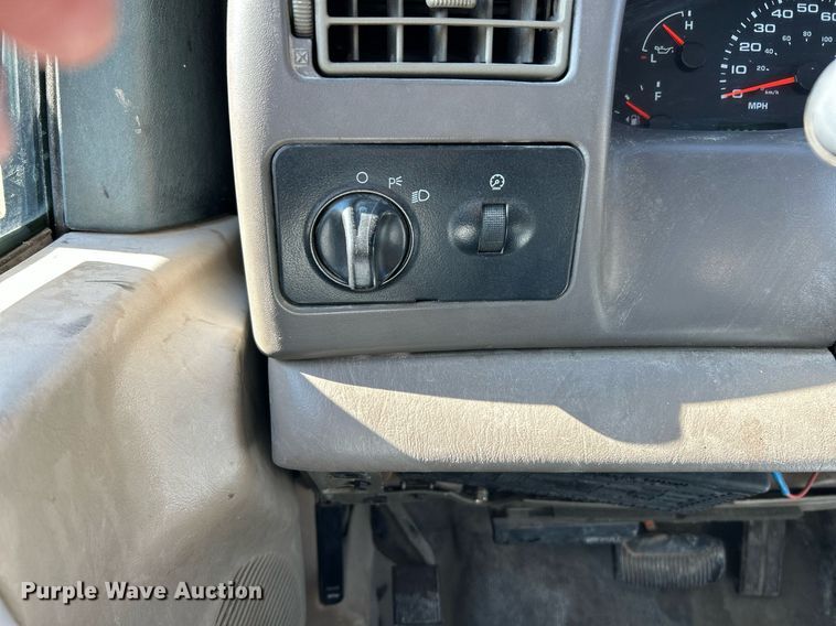 image for item NR9334 2003 Ford F250 Super Duty XL  SuperCab utility bed pickup truck