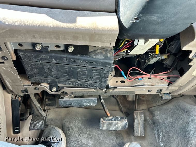 image for item NR9334 2003 Ford F250 Super Duty XL  SuperCab utility bed pickup truck