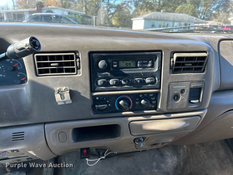 image for item NR9334 2003 Ford F250 Super Duty XL  SuperCab utility bed pickup truck