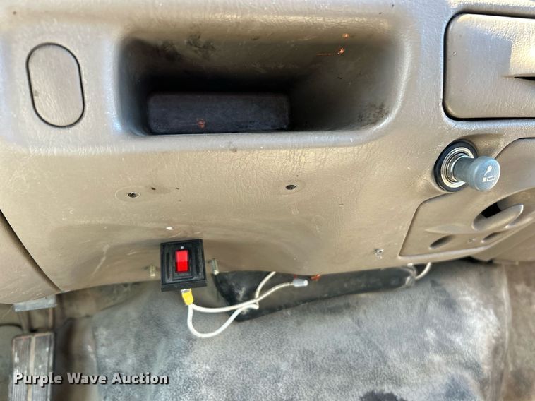 image for item NR9334 2003 Ford F250 Super Duty XL  SuperCab utility bed pickup truck