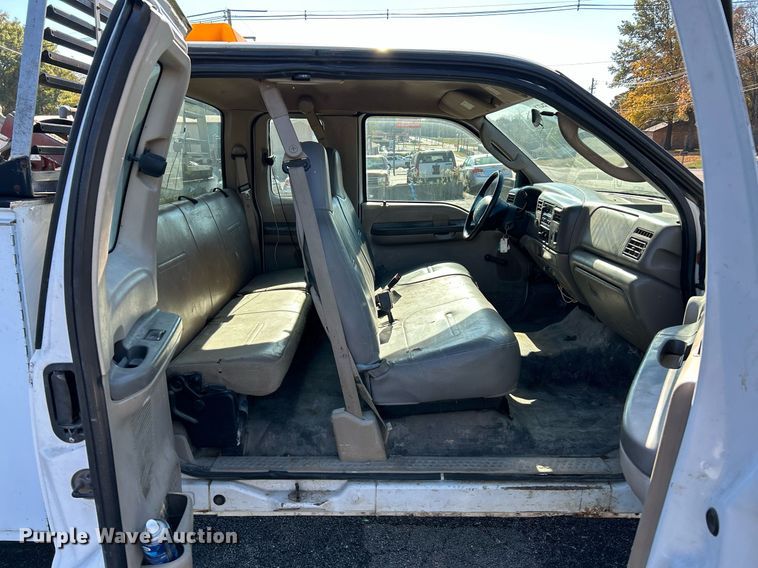 image for item NR9334 2003 Ford F250 Super Duty XL  SuperCab utility bed pickup truck