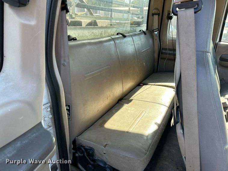 image for item NR9334 2003 Ford F250 Super Duty XL  SuperCab utility bed pickup truck