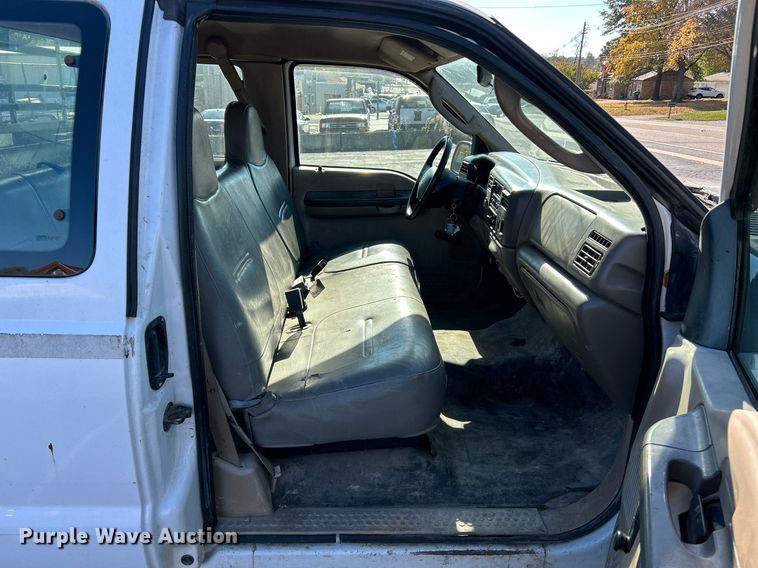 image for item NR9334 2003 Ford F250 Super Duty XL  SuperCab utility bed pickup truck