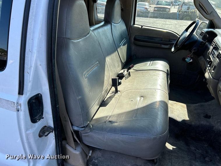 image for item NR9334 2003 Ford F250 Super Duty XL  SuperCab utility bed pickup truck