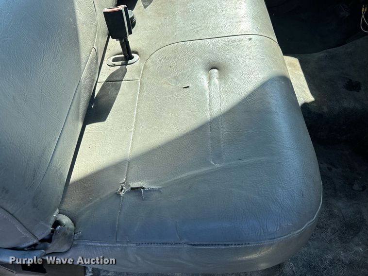 image for item NR9334 2003 Ford F250 Super Duty XL  SuperCab utility bed pickup truck