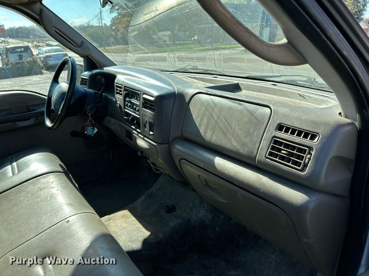 image for item NR9334 2003 Ford F250 Super Duty XL  SuperCab utility bed pickup truck