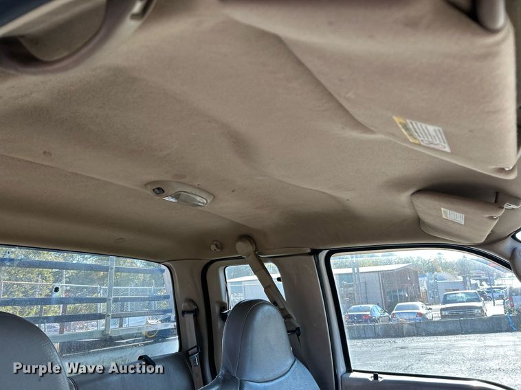 image for item NR9334 2003 Ford F250 Super Duty XL  SuperCab utility bed pickup truck