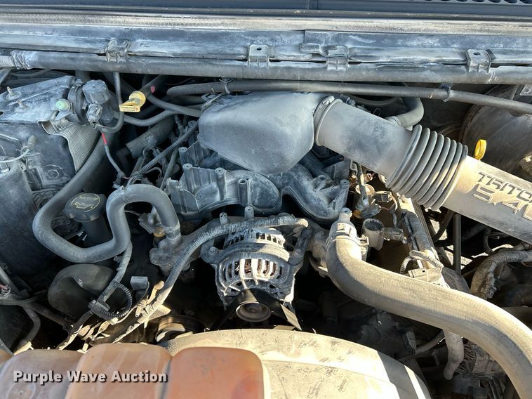 image for item NR9334 2003 Ford F250 Super Duty XL  SuperCab utility bed pickup truck