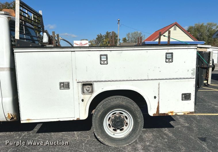 image for item NR9334 2003 Ford F250 Super Duty XL  SuperCab utility bed pickup truck