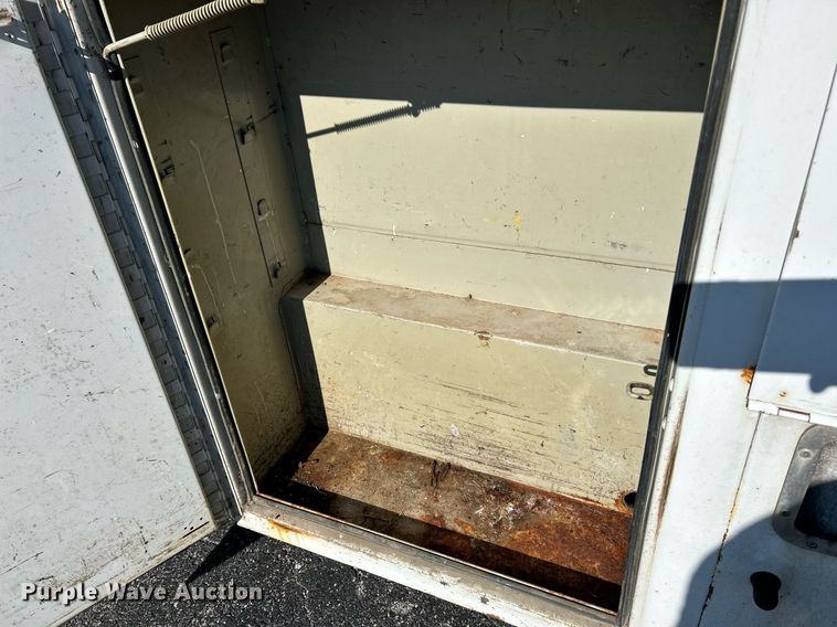 image for item NR9334 2003 Ford F250 Super Duty XL  SuperCab utility bed pickup truck