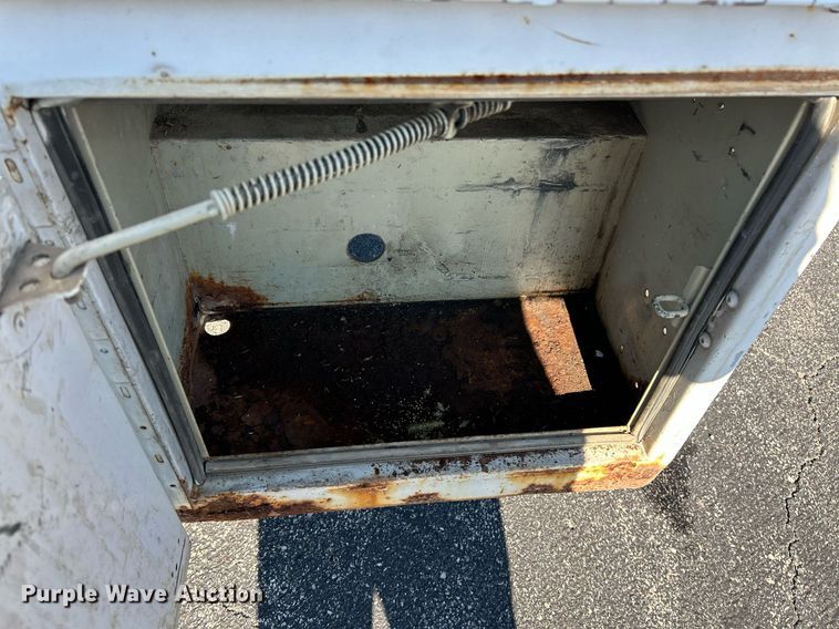 image for item NR9334 2003 Ford F250 Super Duty XL  SuperCab utility bed pickup truck