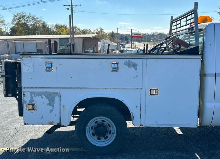 image for item NR9334 2003 Ford F250 Super Duty XL  SuperCab utility bed pickup truck