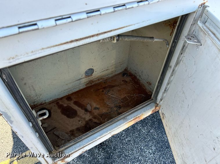 image for item NR9334 2003 Ford F250 Super Duty XL  SuperCab utility bed pickup truck