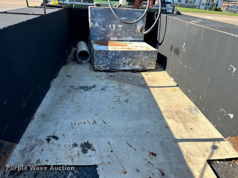 image for item NR9334 2003 Ford F250 Super Duty XL  SuperCab utility bed pickup truck