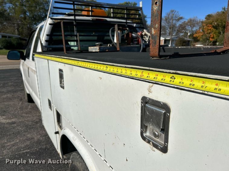 image for item NR9334 2003 Ford F250 Super Duty XL  SuperCab utility bed pickup truck