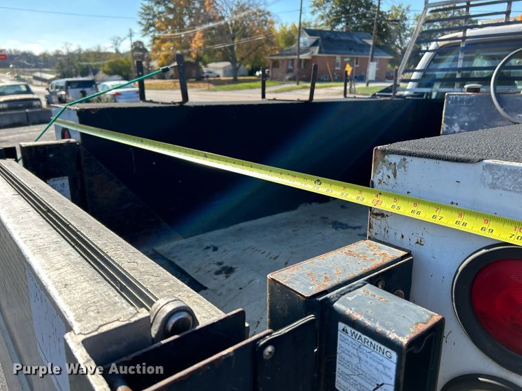 image for item NR9334 2003 Ford F250 Super Duty XL  SuperCab utility bed pickup truck