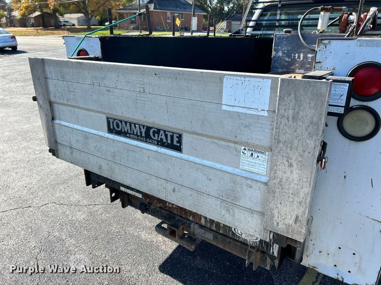 image for item NR9334 2003 Ford F250 Super Duty XL  SuperCab utility bed pickup truck