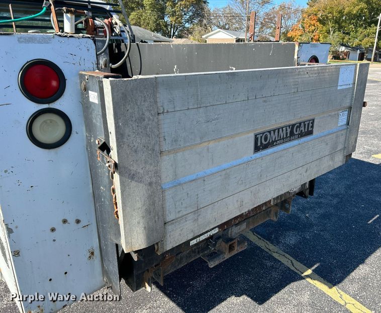 image for item NR9334 2003 Ford F250 Super Duty XL  SuperCab utility bed pickup truck