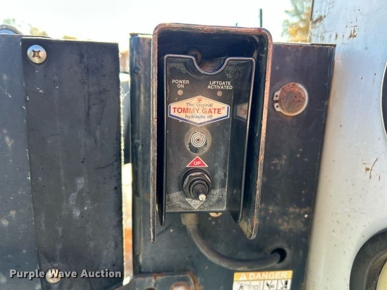 image for item NR9334 2003 Ford F250 Super Duty XL  SuperCab utility bed pickup truck