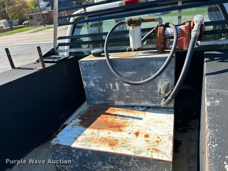 image for item NR9334 2003 Ford F250 Super Duty XL  SuperCab utility bed pickup truck