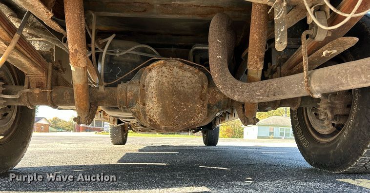 image for item NR9334 2003 Ford F250 Super Duty XL  SuperCab utility bed pickup truck