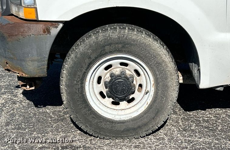 image for item NR9334 2003 Ford F250 Super Duty XL  SuperCab utility bed pickup truck