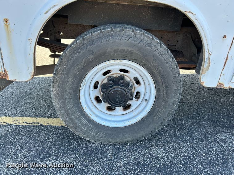 image for item NR9334 2003 Ford F250 Super Duty XL  SuperCab utility bed pickup truck