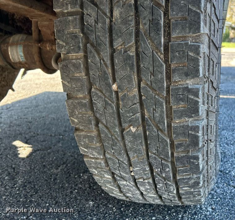 image for item NR9334 2003 Ford F250 Super Duty XL  SuperCab utility bed pickup truck