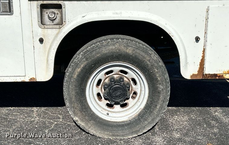 image for item NR9334 2003 Ford F250 Super Duty XL  SuperCab utility bed pickup truck