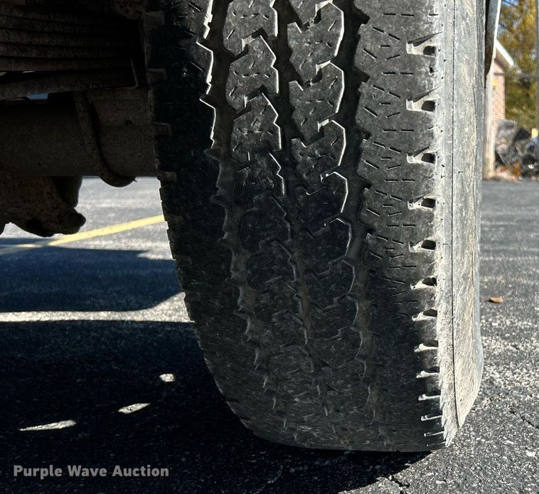 image for item NR9334 2003 Ford F250 Super Duty XL  SuperCab utility bed pickup truck