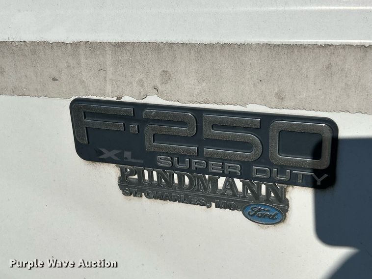 image for item NR9334 2003 Ford F250 Super Duty XL  SuperCab utility bed pickup truck