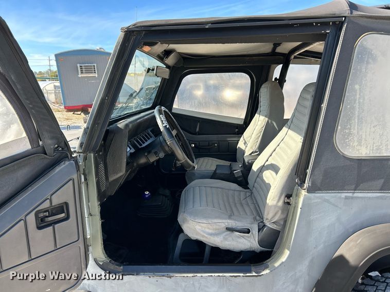 image for item NR9367 1993 Jeep Wrangler  SUV