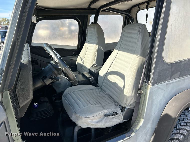 image for item NR9367 1993 Jeep Wrangler  SUV