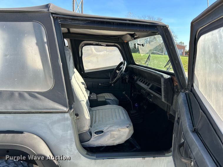 image for item NR9367 1993 Jeep Wrangler  SUV