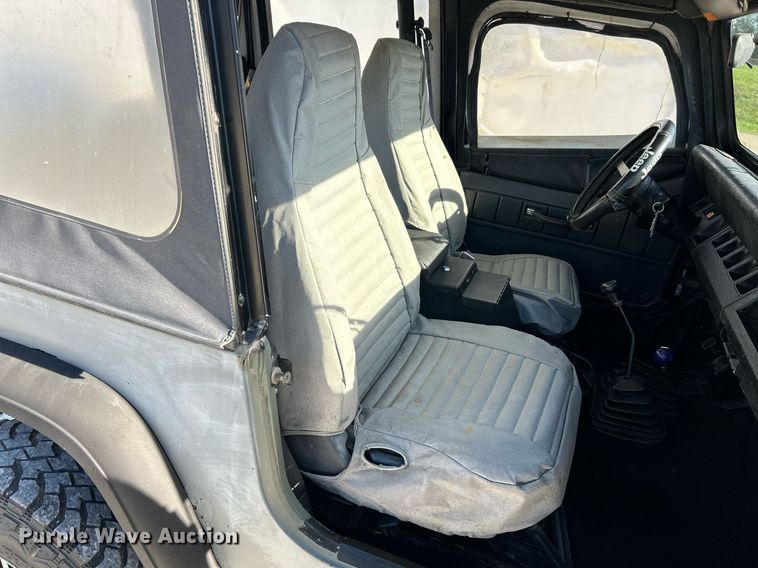 image for item NR9367 1993 Jeep Wrangler  SUV