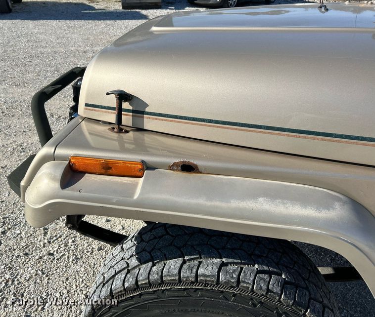 image for item NR9371 1994 Jeep Wrangler Sahara  SUV