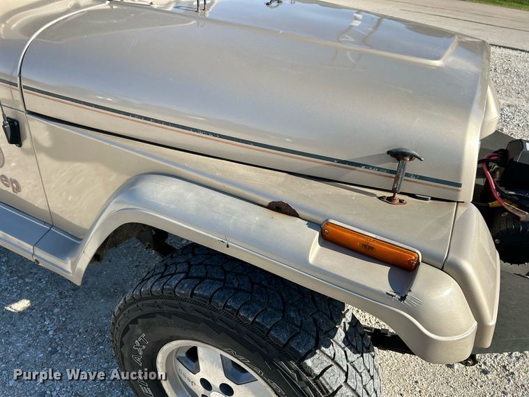 image for item NR9371 1994 Jeep Wrangler Sahara  SUV