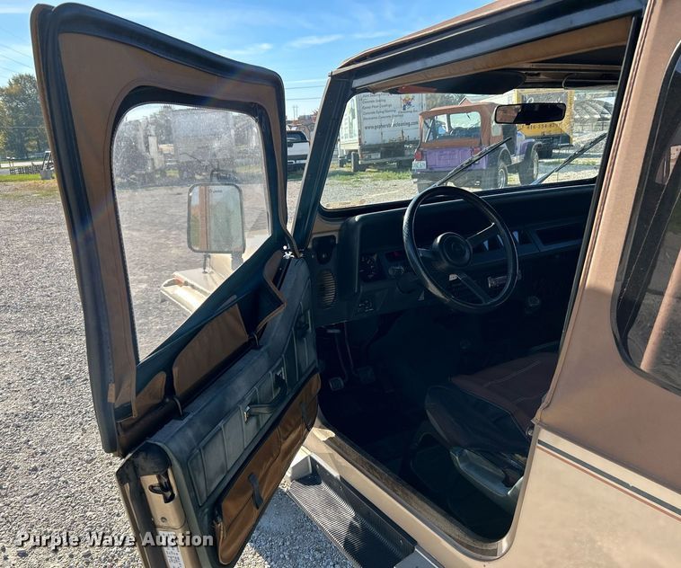 image for item NR9371 1994 Jeep Wrangler Sahara  SUV