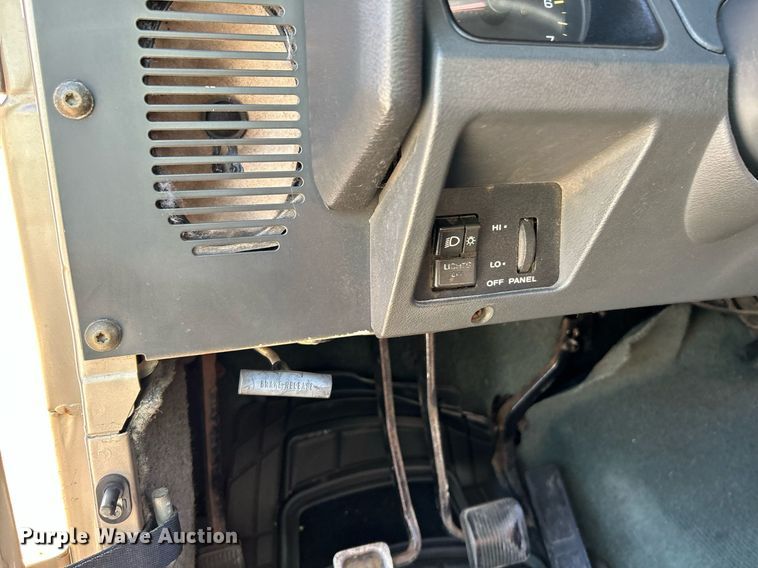 image for item NR9371 1994 Jeep Wrangler Sahara  SUV