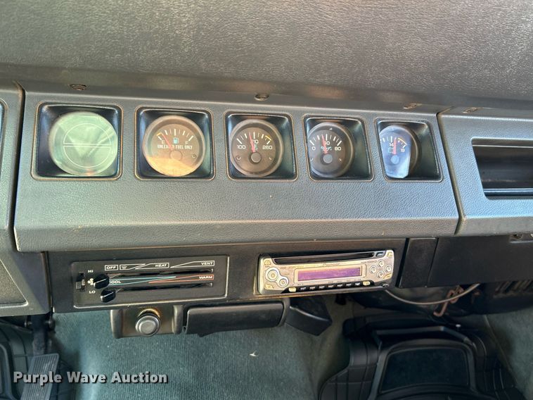 image for item NR9371 1994 Jeep Wrangler Sahara  SUV