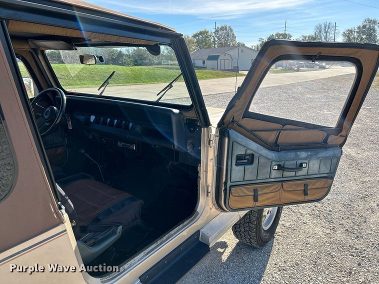 image for item NR9371 1994 Jeep Wrangler Sahara  SUV