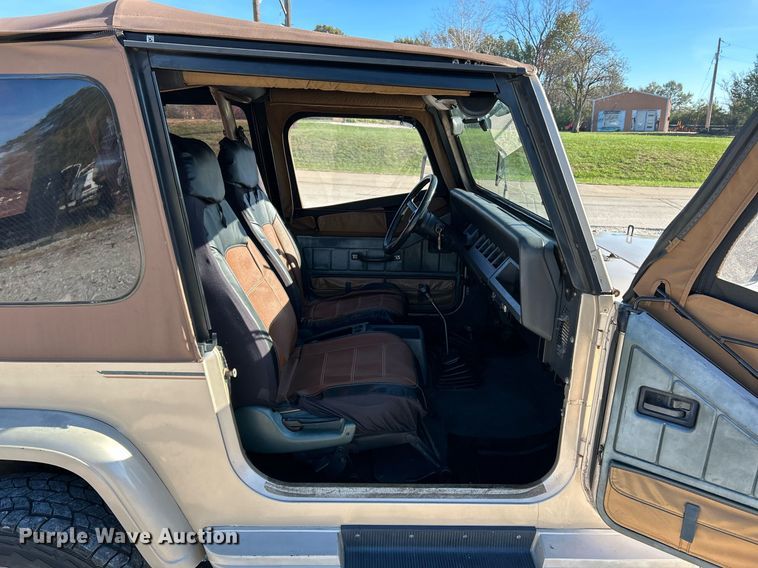 image for item NR9371 1994 Jeep Wrangler Sahara  SUV
