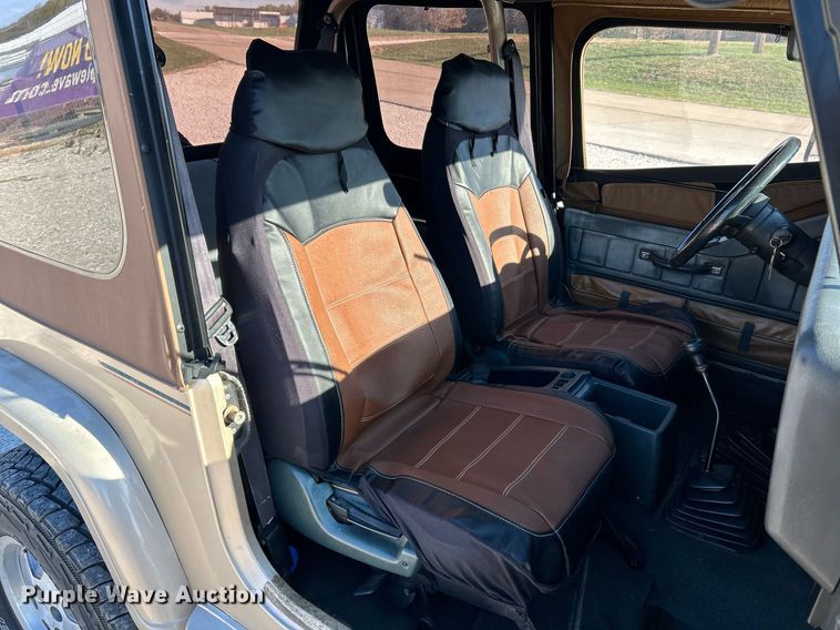 image for item NR9371 1994 Jeep Wrangler Sahara  SUV