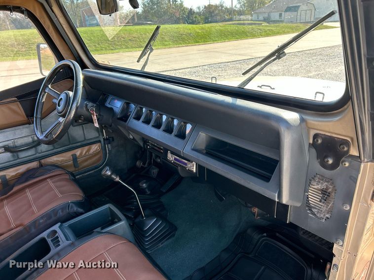 image for item NR9371 1994 Jeep Wrangler Sahara  SUV