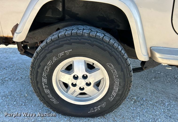 image for item NR9371 1994 Jeep Wrangler Sahara  SUV