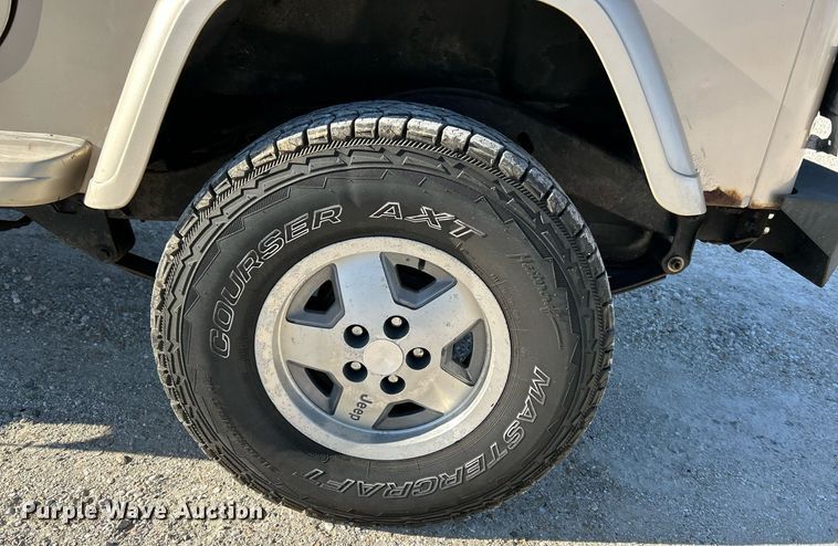 image for item NR9371 1994 Jeep Wrangler Sahara  SUV