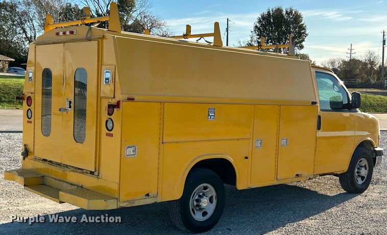 image for item NR9372 2005 Chevrolet 3500 Express  utility van