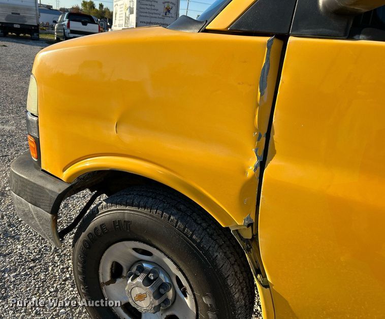 image for item NR9372 2005 Chevrolet 3500 Express  utility van